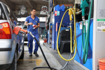 Governo estende por 30 dias subsídio de R$ 0,44 por litro da gasolina