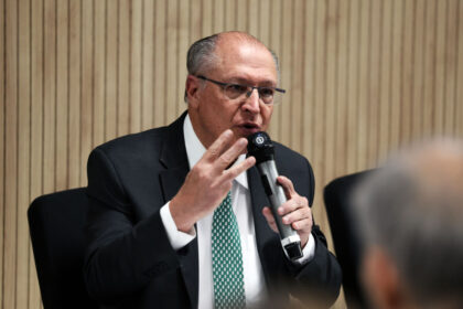 Governo prepara socorro a empresas brasileiras afetadas por novas tarifas dos EUA