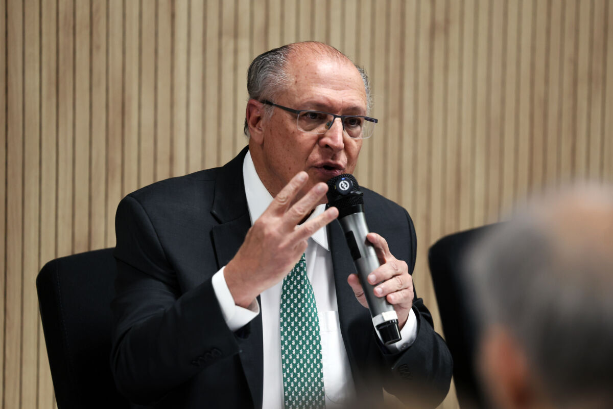 Governo prepara socorro a empresas brasileiras afetadas por novas tarifas dos EUA