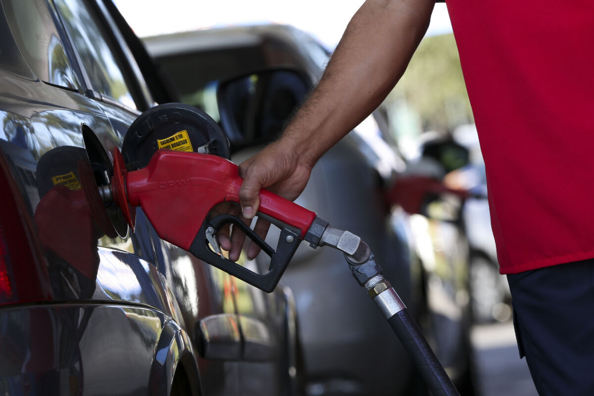 Governo suspende decisão sobre elevar mistura de etanol na gasolina para 32%
