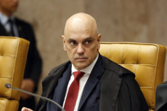 Moraes suspende por 90 dias visitas do senador Flávio Bolsonaro ao pai em prisão domiciliar
