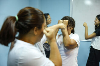 Mulheres poderão comprar spray de pimenta para defesa pessoal após aval do Senado