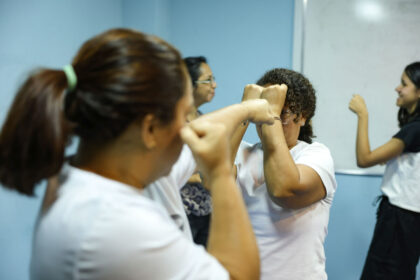Mulheres poderão comprar spray de pimenta para defesa pessoal após aval do Senado