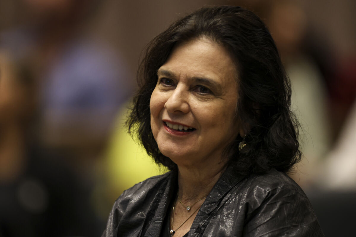 Nísia Trindade documenta os bastidores da pandemia e a resposta científica à crise sanitária