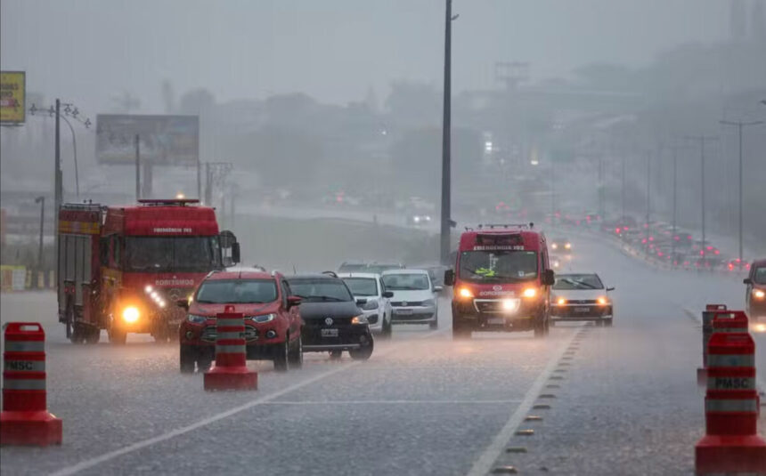 Santa Catarina entra em alerta de perigo para temporais e ventania neste sábado