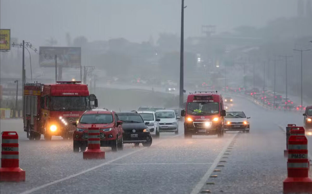 Santa Catarina entra em alerta de perigo para temporais e ventania neste sábado