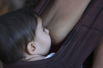 Amamentação reduz risco de infarto e derrame em mães ao promover 'reset' metabólico