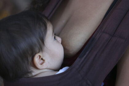 Amamentação reduz risco de infarto e derrame em mães ao promover 'reset' metabólico