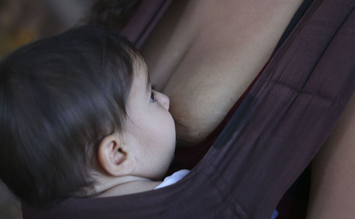 Amamentação reduz risco de infarto e derrame em mães ao promover 'reset' metabólico