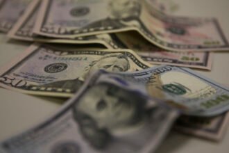 Brasil e EUA reiniciam diálogos comerciais sob sombra de tarifas de 25% e 12,5%