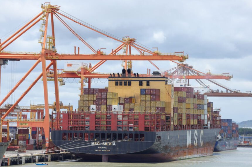 Brasil fecha julho com superávit de US$ 7 bilhões na balança comercial