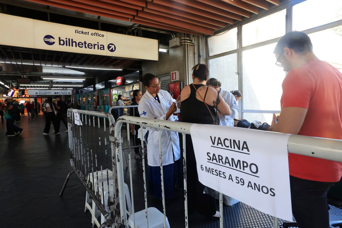 Casos de sarampo em São Paulo mobilizam campanha de vacinação que termina na terça