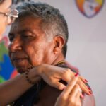 Comunidades indígenas da Amazônia recebem reforço vacinal por meio de logística aérea