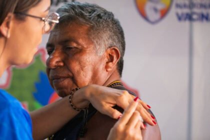 Comunidades indígenas da Amazônia recebem reforço vacinal por meio de logística aérea