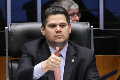 Davi Alcolumbre envia PEC do fim da jornada 6x1 para análise na CCJ após diálogo com o Planalto