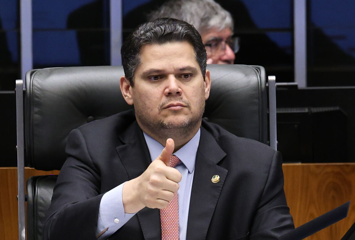 Davi Alcolumbre envia PEC do fim da jornada 6x1 para análise na CCJ após diálogo com o Planalto