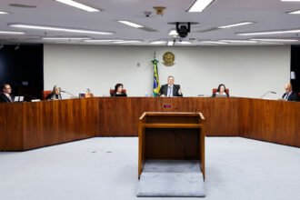 Diploma de jornalismo volta ao radar do STF após críticas de Dino e Moraes a blogueiros