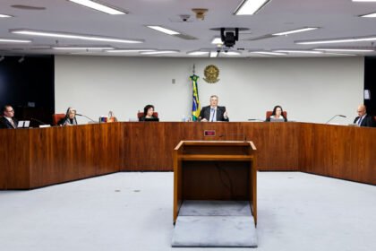 Diploma de jornalismo volta ao radar do STF após críticas de Dino e Moraes a blogueiros