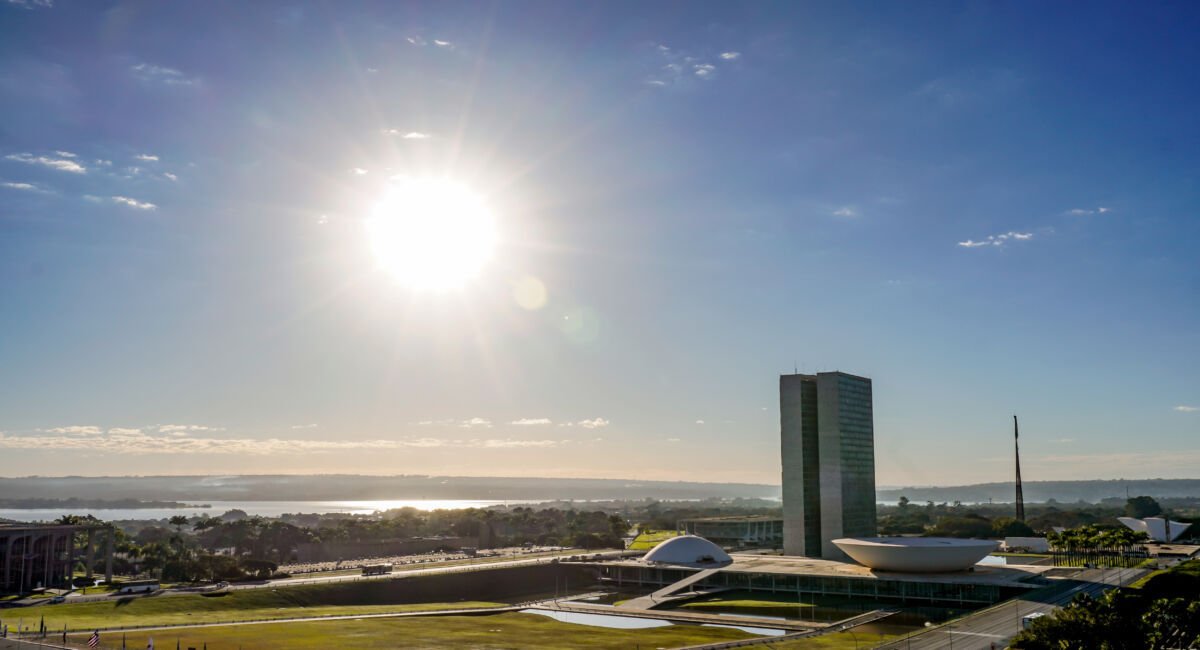 Escala 6x1 e taxa das blusinhas dominam pauta do Congresso em semana decisiva