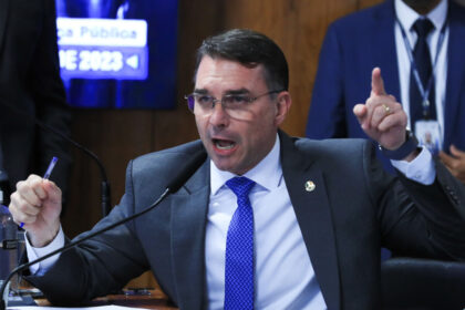 Flávio Bolsonaro tem filiação falsa investigada após partido Missão acionar o TSE