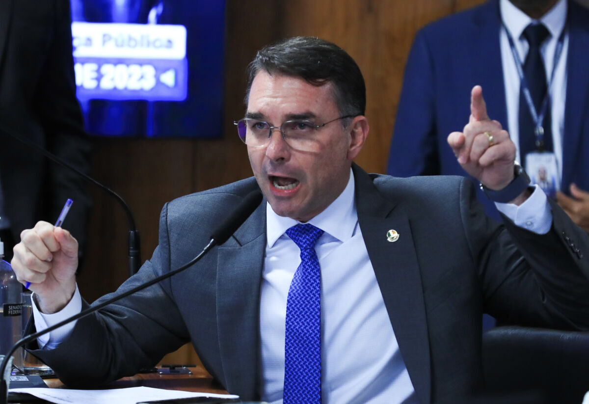 Flávio Bolsonaro tem filiação falsa investigada após partido Missão acionar o TSE