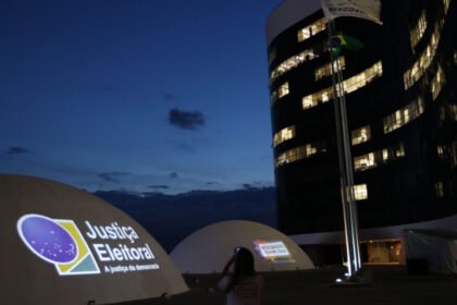 Flávio Bolsonaro tem registro partidário sob suspeita e TSE abre investigação de urgência