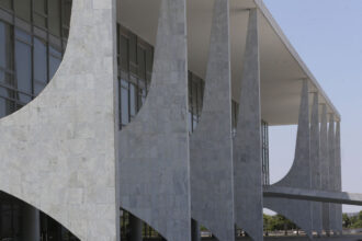 Governo brasileiro inicia processo de reciprocidade contra sobretaxas impostas pelos EUA