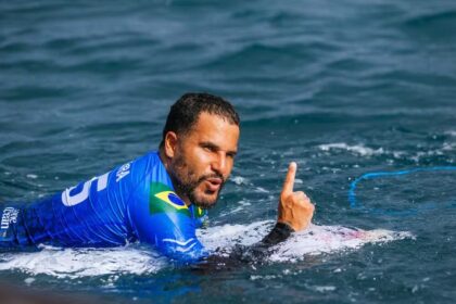 Ítalo Ferreira supera dores, avança às semifinais no Taiti e garante topo do ranking mundial
