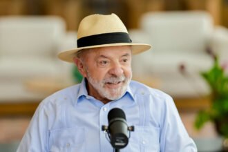 Lula busca novo mandato pelo PT e promete ampliar em 30% verbas para programas de assistência