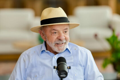 Lula busca novo mandato pelo PT e promete ampliar em 30% verbas para programas de assistência