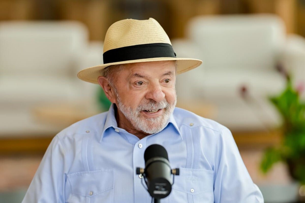 Lula busca novo mandato pelo PT e promete ampliar em 30% verbas para programas de assistência