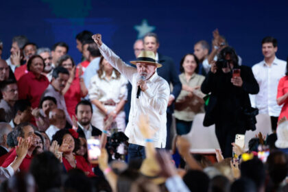 Lula oficializa candidatura pelo PT em busca de quarto mandato histórico na Presidência