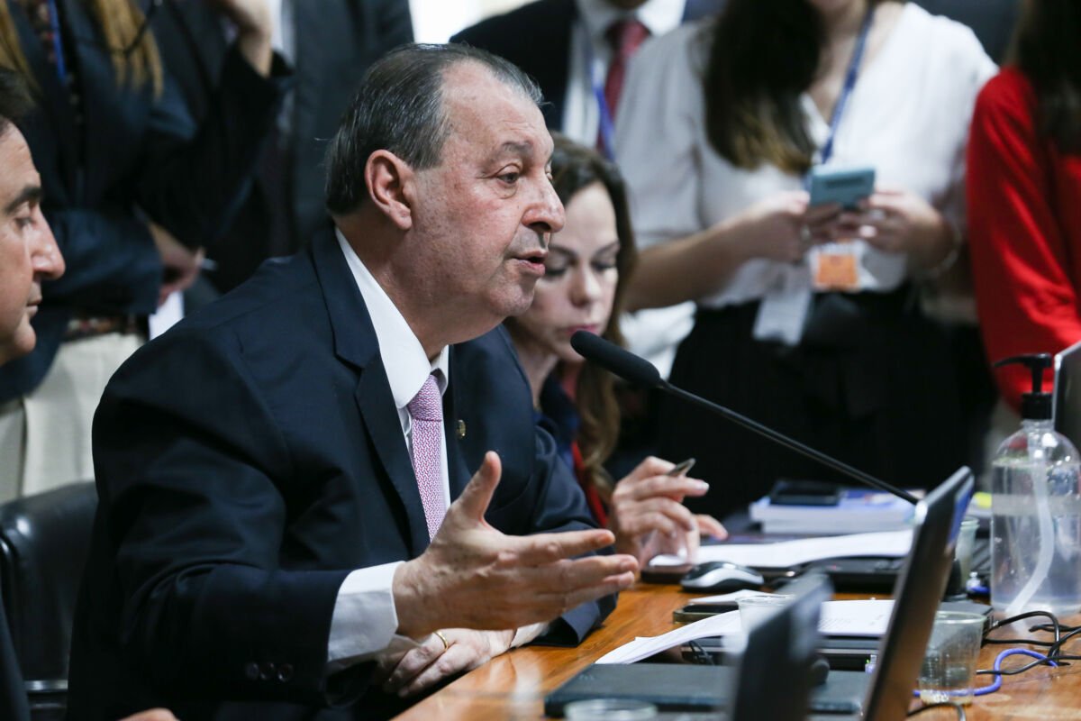 Omar Aziz apresenta relatório favorável ao fim da escala 6x1 na CCJ do Senado