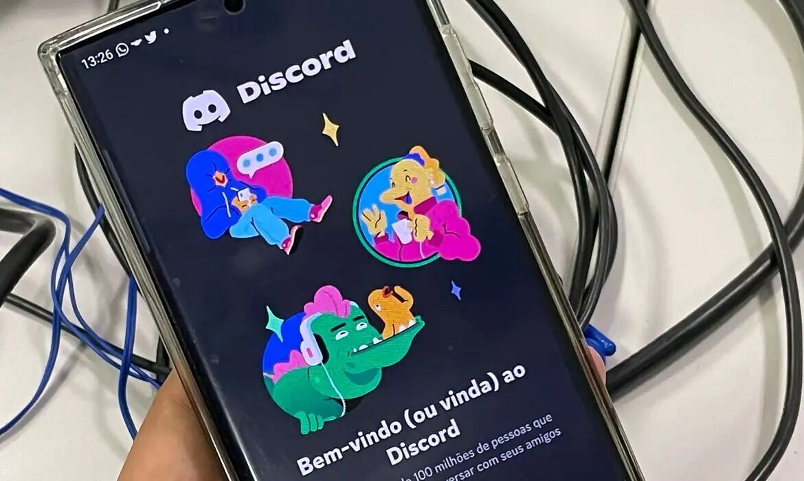 Operação Lívia detém seis suspeitos de induzir suicídio de menina transmitido pela internet