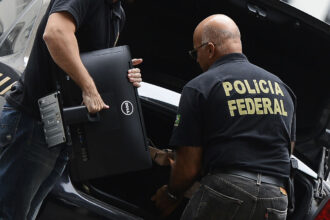 PF cumpre mandados contra senador Weverton Rocha por suspeitas de desvios no INSS