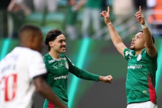 Palmeiras aproveita tropeço rival, atropela Vasco por 4 a 1 e dispara na liderança