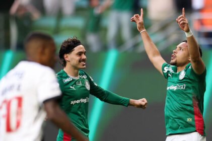 Palmeiras aproveita tropeço rival, atropela Vasco por 4 a 1 e dispara na liderança