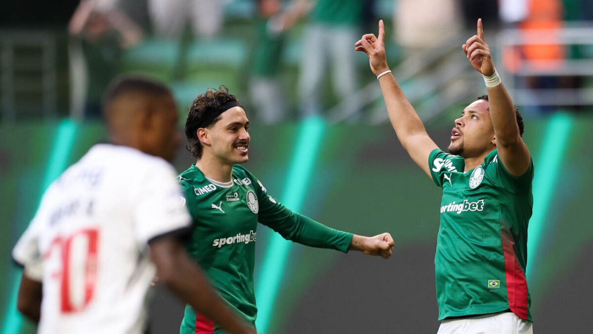 Palmeiras aproveita tropeço rival, atropela Vasco por 4 a 1 e dispara na liderança