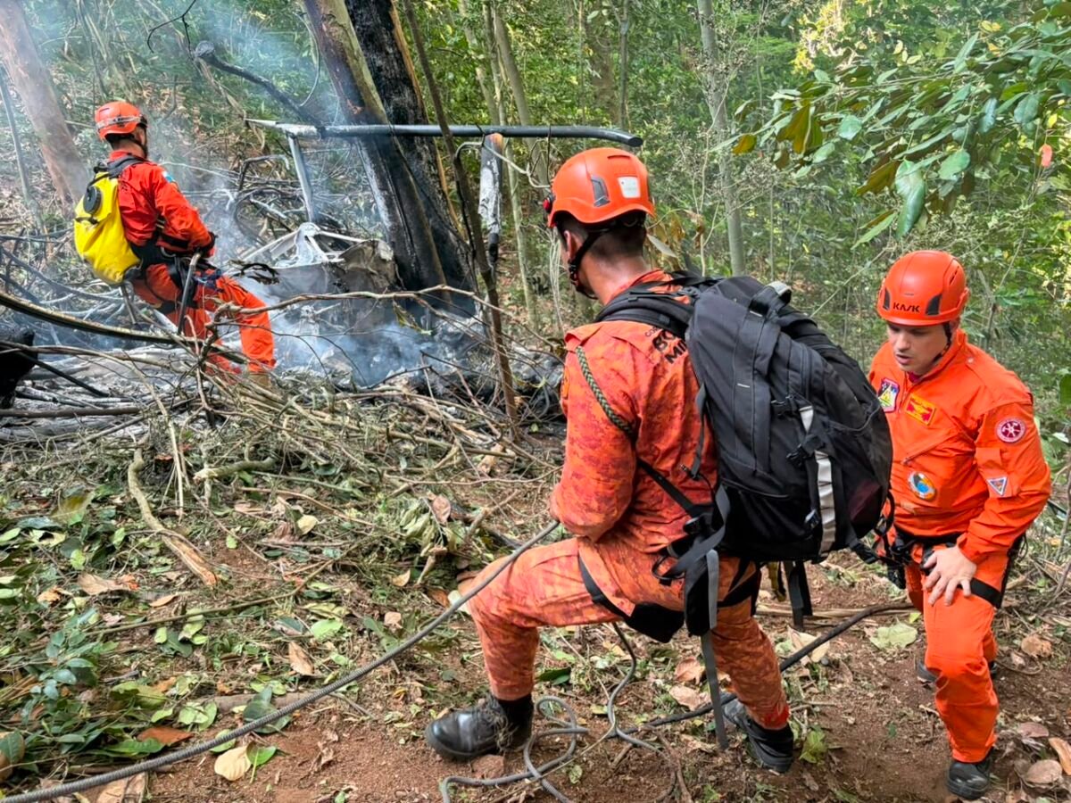 Queda de helicóptero mata quatro pessoas em área de mata fechada no Rio de Janeiro