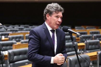 Reginaldo Lopes comandará comissão que vai discutir o fim da taxa sobre importações