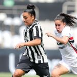 São Paulo divide a liderança com o Corinthians após golear o lanterna Botafogo por 5 a 1
