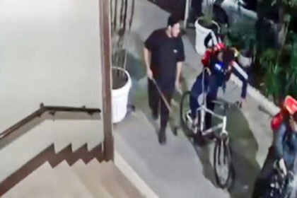 Seguranças que espancaram ciclista em Copacabana continuam presos por decisão judicial