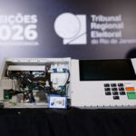 TRE-RJ desmonta urna eletrônica em evento para reforçar segurança antes de 2026