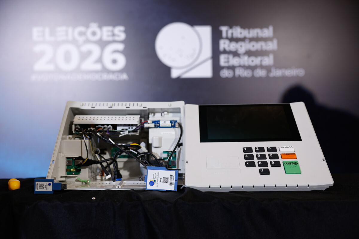 TRE-RJ desmonta urna eletrônica em evento para reforçar segurança antes de 2026