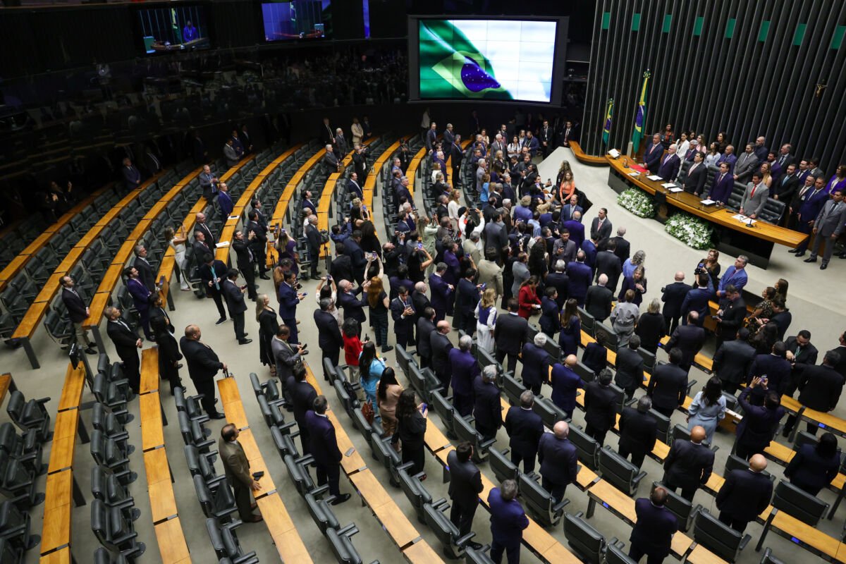 Taxa das blusinhas mobiliza Câmara em votação decisiva sob pressão do calendário