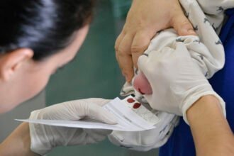 Teste do pezinho ampliado trava no SUS e atrasa diagnóstico de bebês com AME