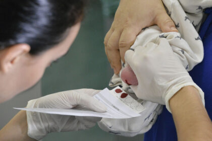 Teste do pezinho ampliado trava no SUS e atrasa diagnóstico de bebês com AME