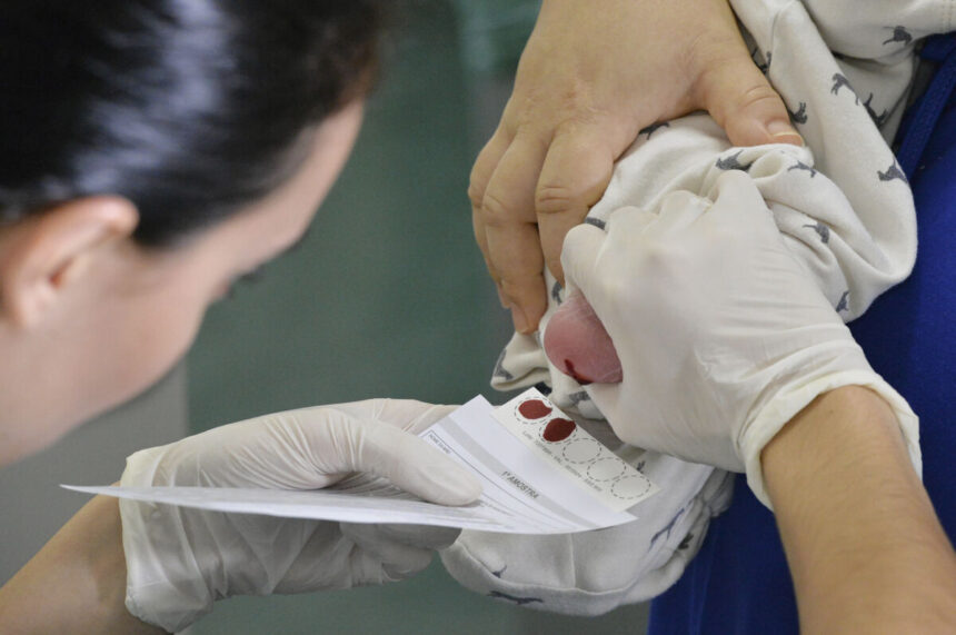 Teste do pezinho ampliado trava no SUS e atrasa diagnóstico de bebês com AME