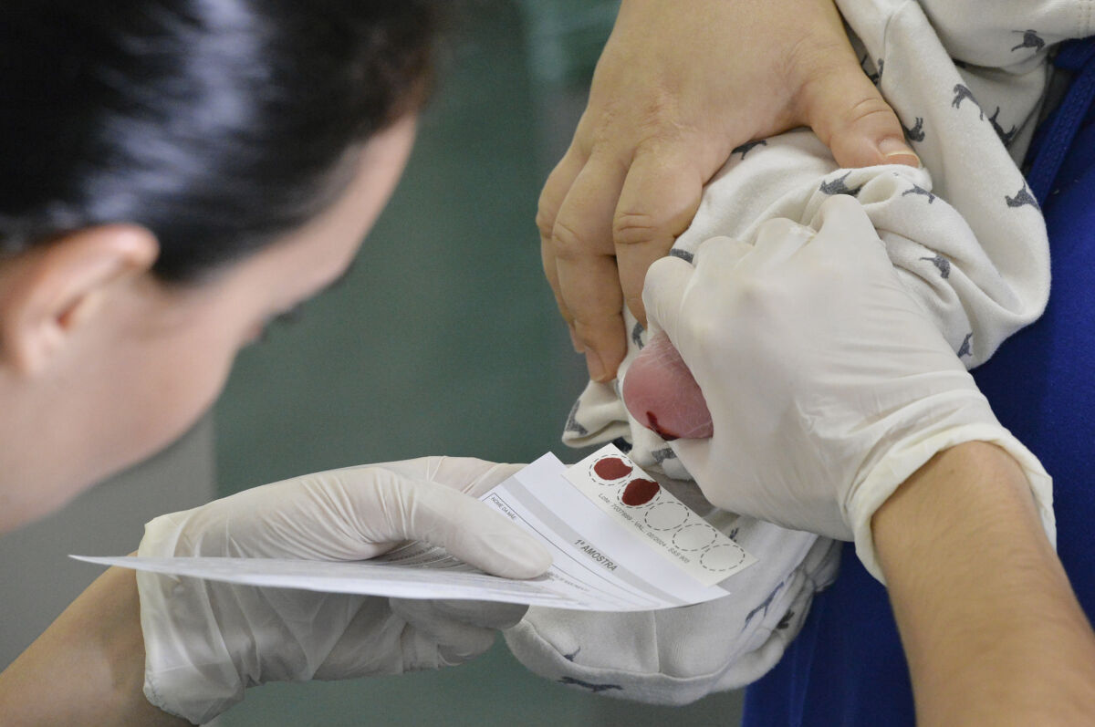 Teste do pezinho ampliado trava no SUS e atrasa diagnóstico de bebês com AME