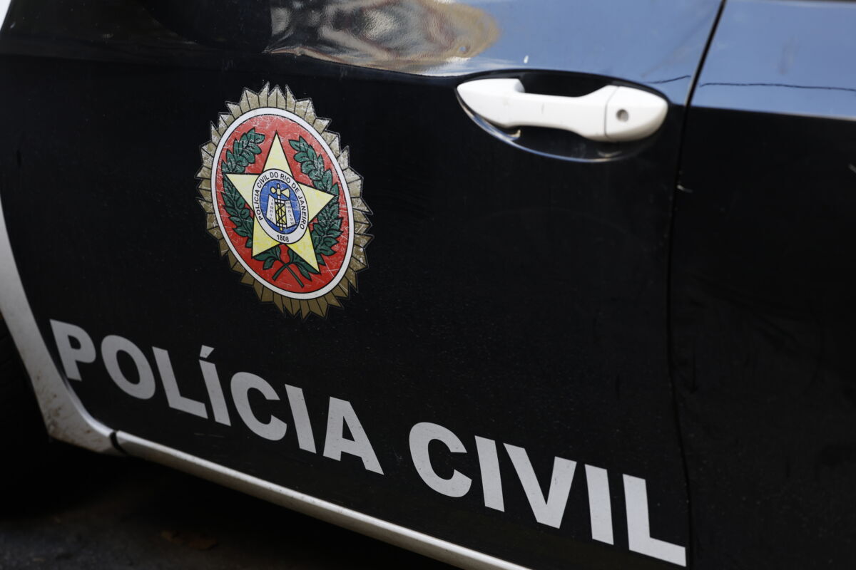 Tiros e barricadas bloqueiam entorno do Maracanã após operação policial na Zona Norte
